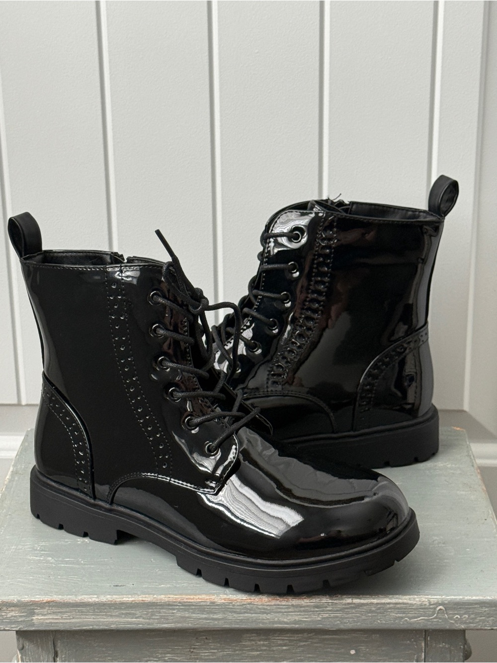 Dream Pairs Patent Combat Ankle Boots Glossy Black Finish Size 4 Youth